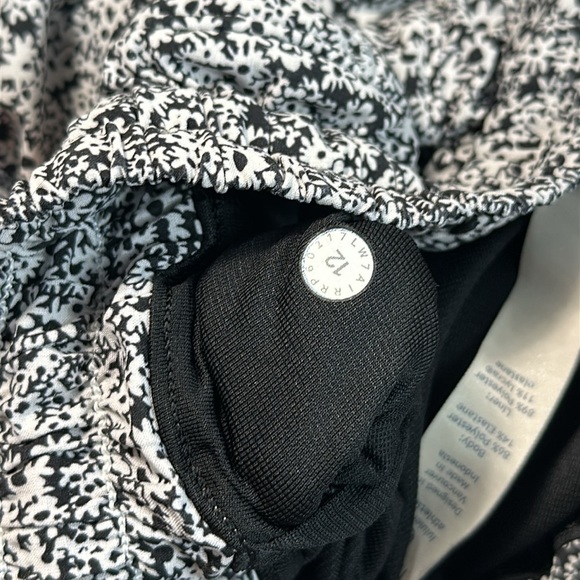 Lululemon Hotty Hot Short II *2.5" Ditsy Daisy White Black / Black - Picture 6 of 7